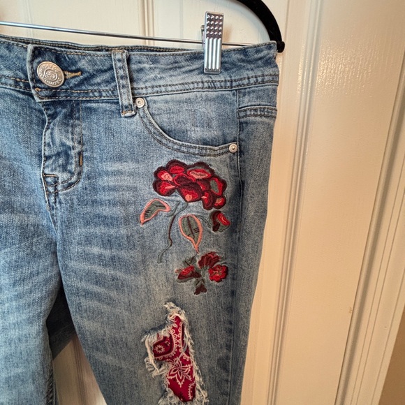 Harmony & Havoc Embroderied Blue Jeans with Red Floral Design Junior’s Size 9 - Picture 4 of 8